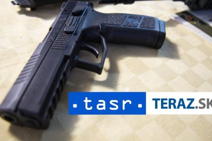 Obvinili policajta Svojej druzke sa vyhrazal zbranou
