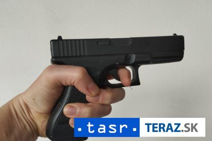Agresivna zena sa vyhrazala zbranou v Piestanoch