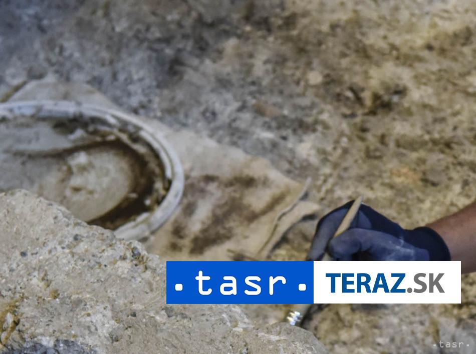 Irak zacal vykopavat tela z masoveho hrobu IS