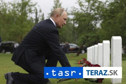 Putin pred odletom polozil kvety na hroby pilotov