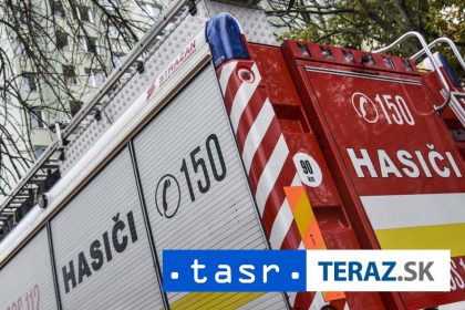 UTOK NA HASICA A POLICAJKU Obaja utrpeli zranenia