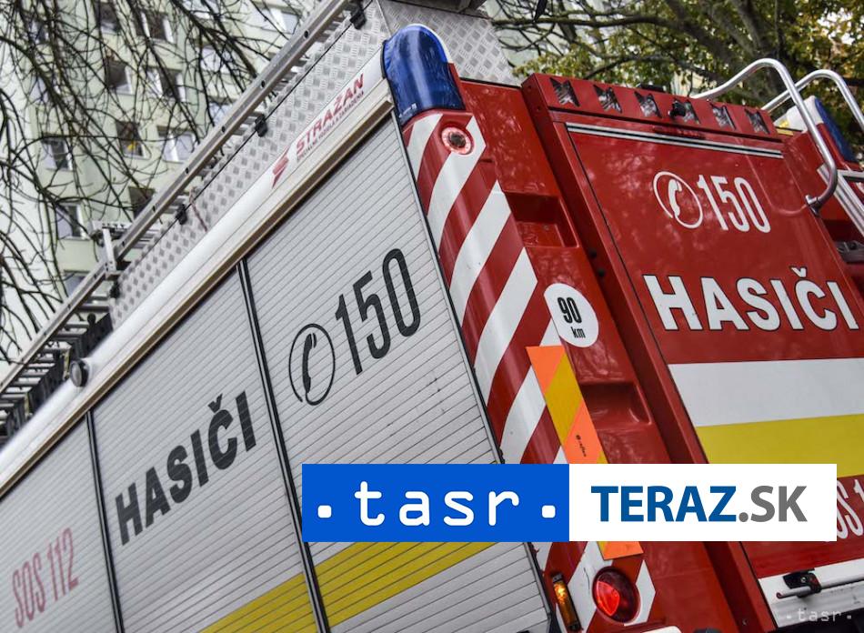 UTOK NA HASICA A POLICAJKU Obaja utrpeli zranenia