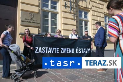 Aktivisti vyzvali vladu a poslancov na zastavenie ustavy