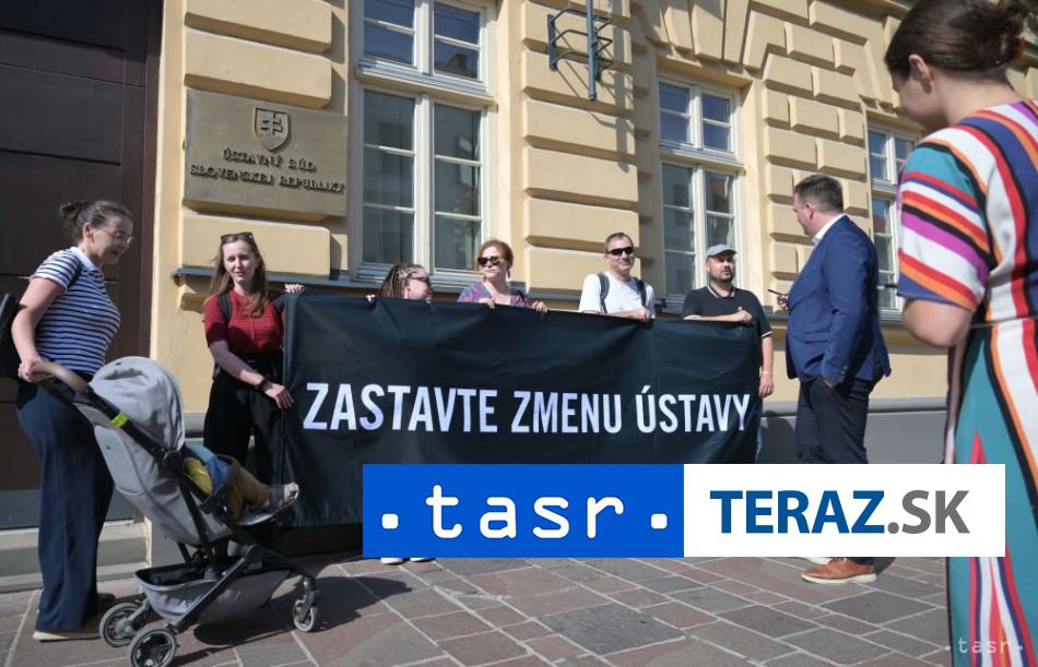 Aktivisti vyzvali vladu a poslancov na zastavenie ustavy