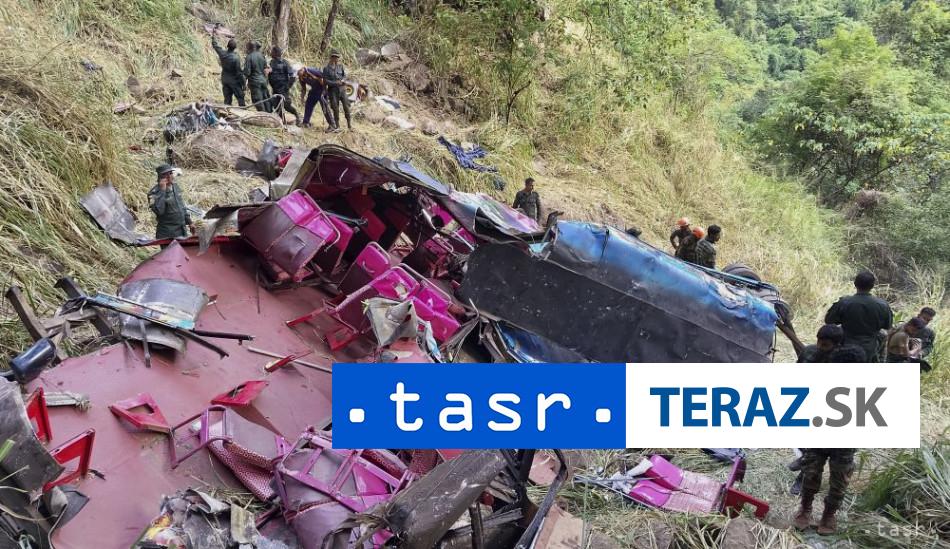 Autobus s turistami sa zrutil z vysky 15 obet