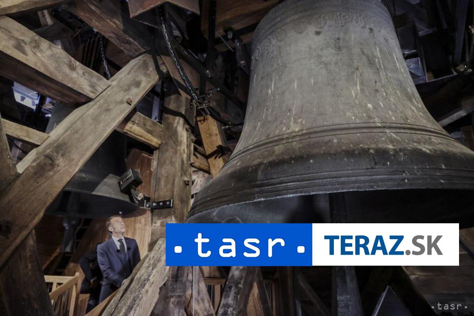 Macron ako prvy navstivil zrekonstruovane veze katedraly Notre Dame