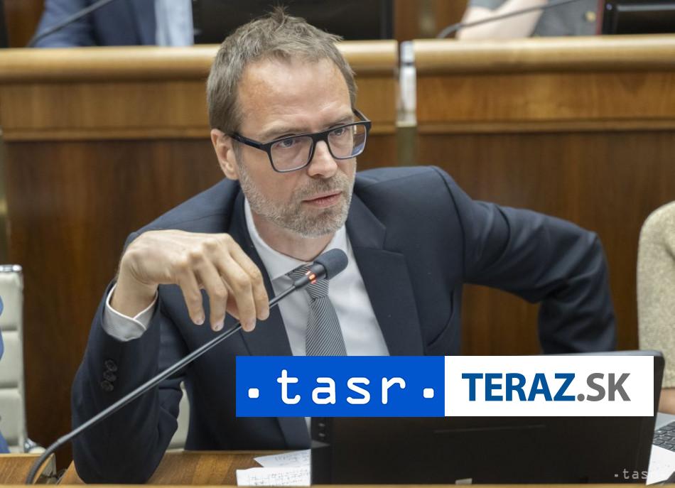 Opozicia vycita vlade ze nezpracovala analyzu vakcin