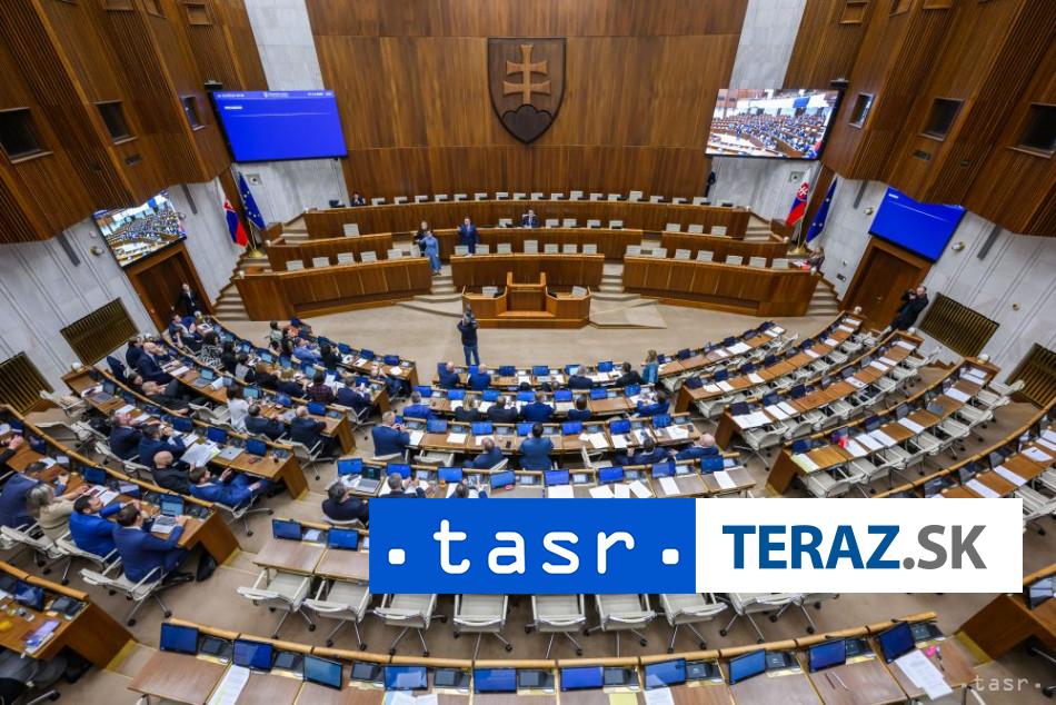 Poslanci zacinaju piatkove rokovanie seriou navrhov ministra financii