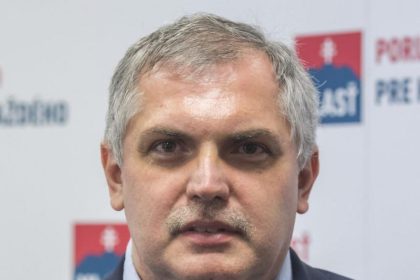 Predsedom poslaneckeho klubu SNS je Michelko