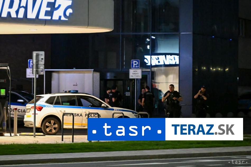 VIDEO V BRATISLAVE OBJAVILI BOMBU Caka EVAKUACIA ulicami