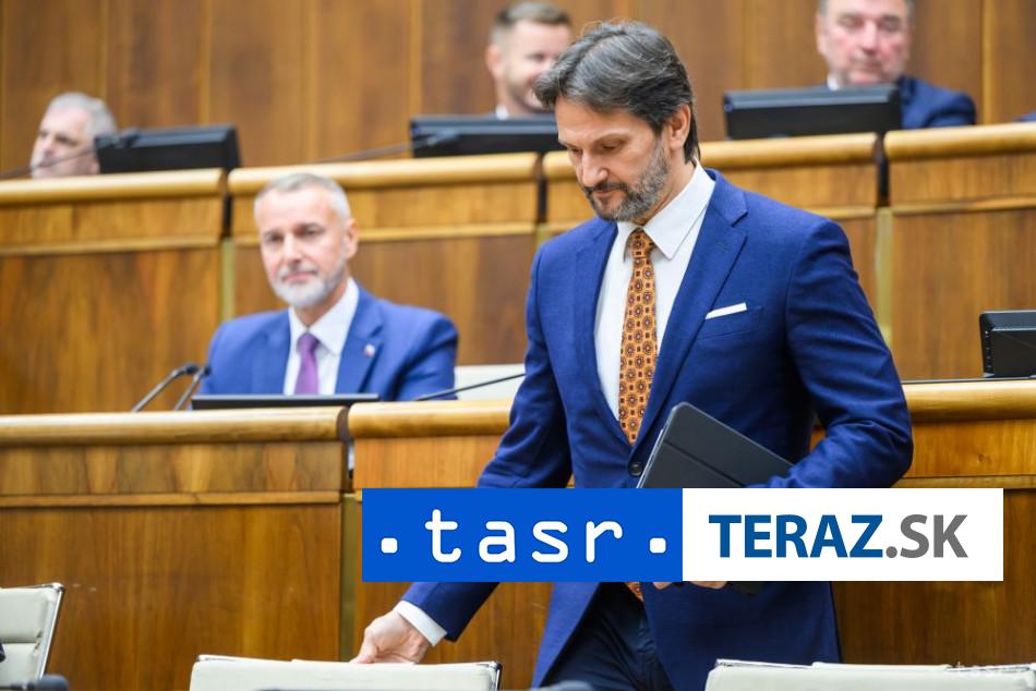 Plenum zacalo rokovanie o vojenskom zastupeni EU a NATO