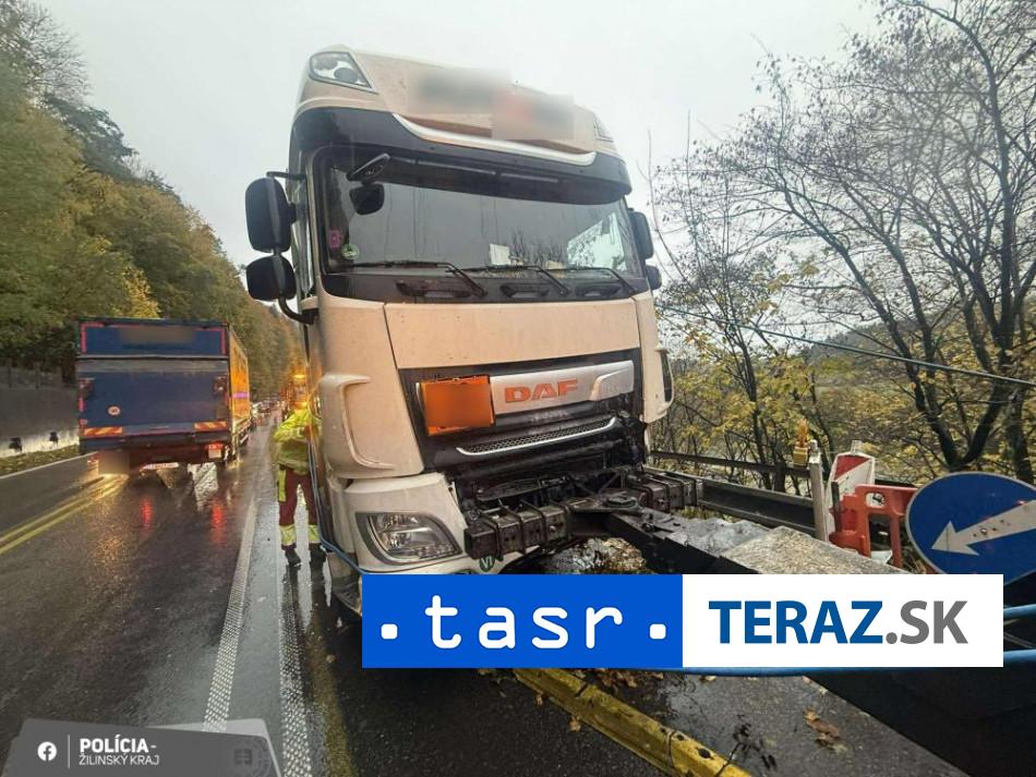 VAZNA NEHODA Pri Strecne sa zrazilo auto s kamionom