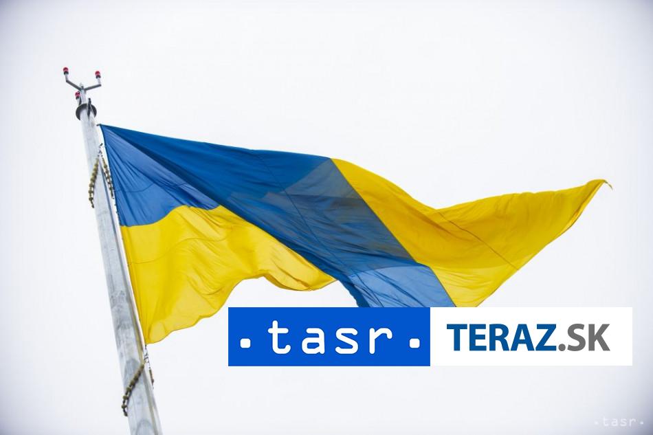 Ceske strany si na budovu snemovne vyvesili vlastne ukrajinske vlajky