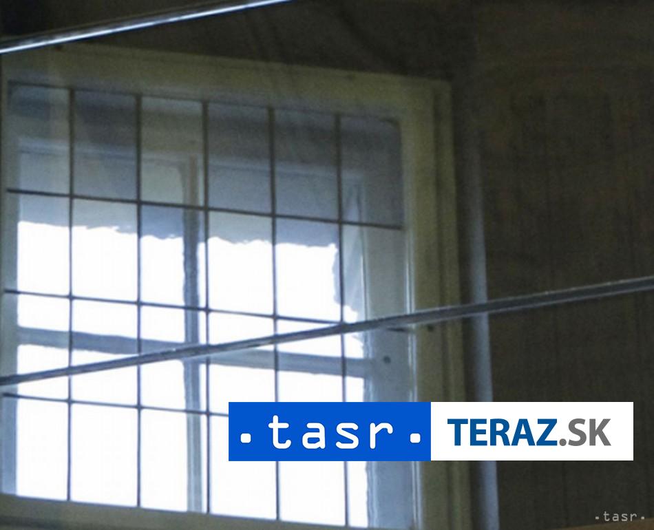 Dvaja muzi utiekli z vezenia pomocou povlecenia