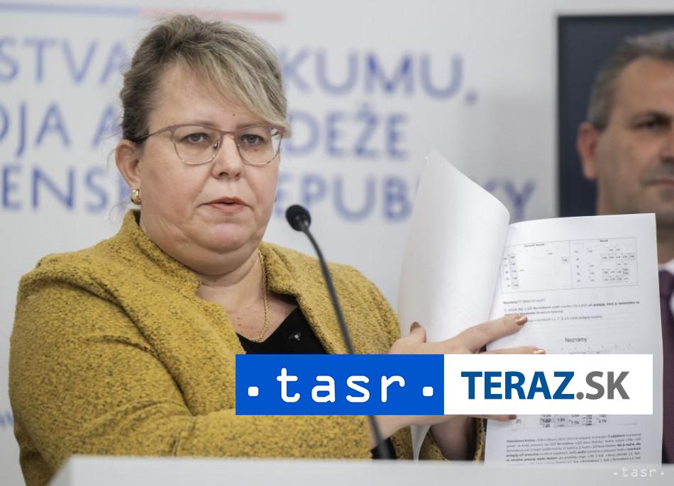 Hlavnou skolskou inspektorkou ostava A Stofkova Dianovska