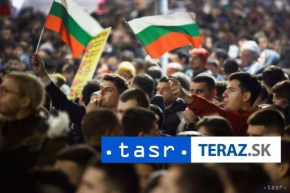 Ludia v Bulharsku protestovali pred budovou parlamentu proti rozpoctu