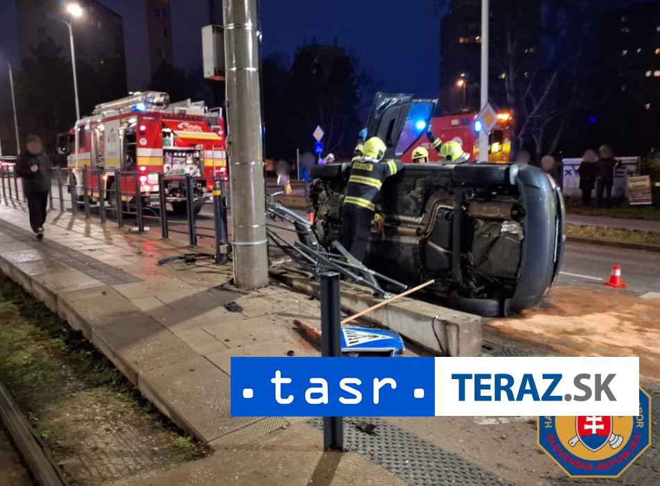 Nehoda v Bratislave Auto narazilo do oplotenia zastavky