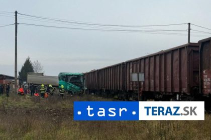 Pri zrazke nakladneho auta s vlakom v Bolesove sa vazne zranil vodic