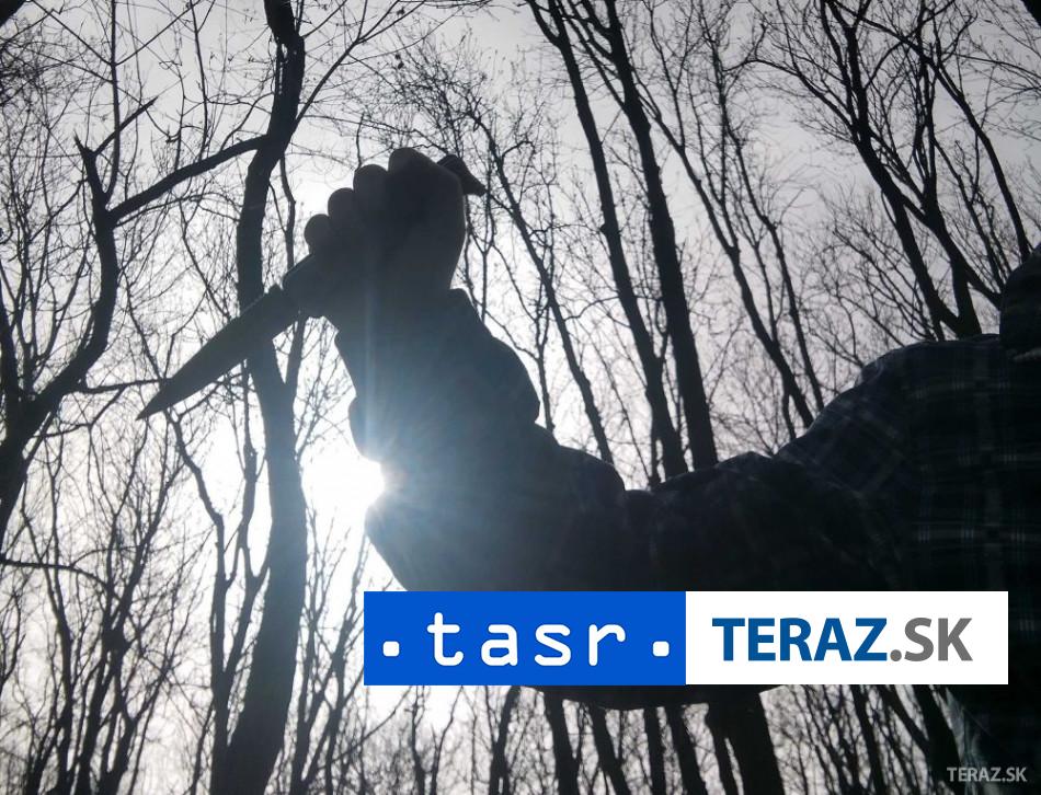 UTOK NOZOM A NEZNAMOU KVAPALINOU ZRANENIA UTRPELO 14 LUDI