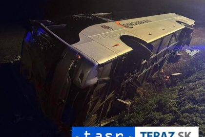 VAZNA NEHODA Autobus sa prevratil na dialnici pri Bratislave