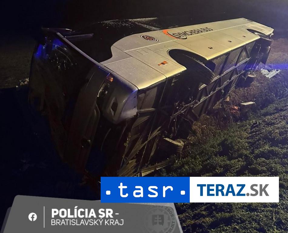 VAZNA NEHODA Autobus sa prevratil na dialnici pri Bratislave