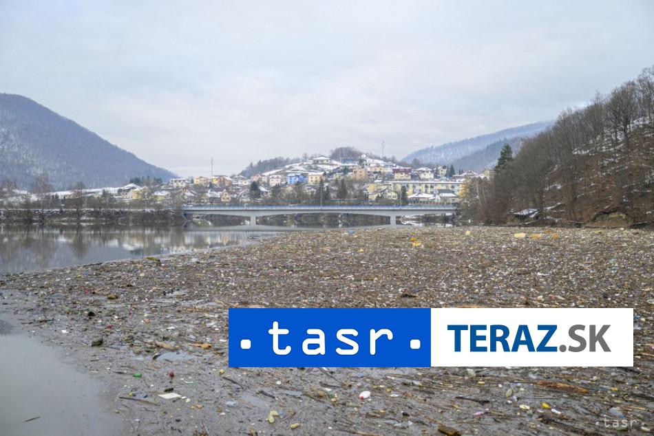 VIDEO Vodnu nadrz Ruzin opat zaplavili tony odpadu