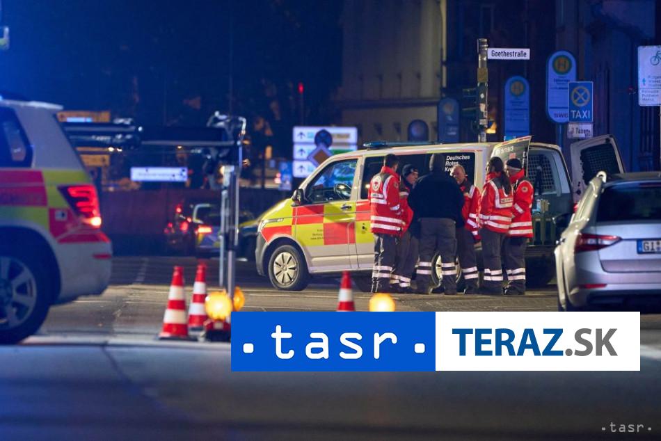 Vodic auta narazil do zastavky plnej ludi hlasia zranenia