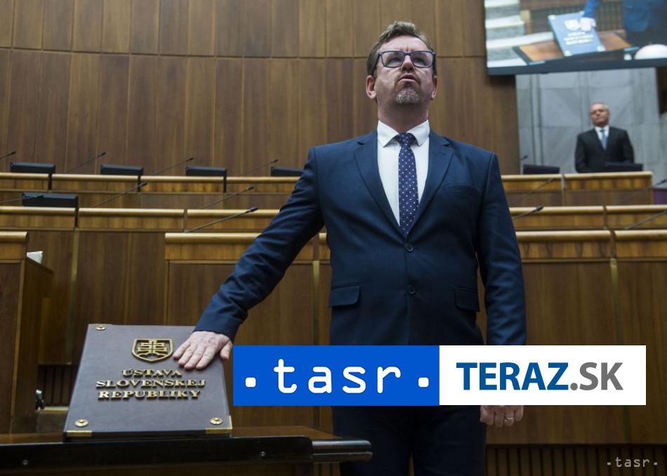 M Smimlnak sa vzda svojho poslaneckeho mandatu