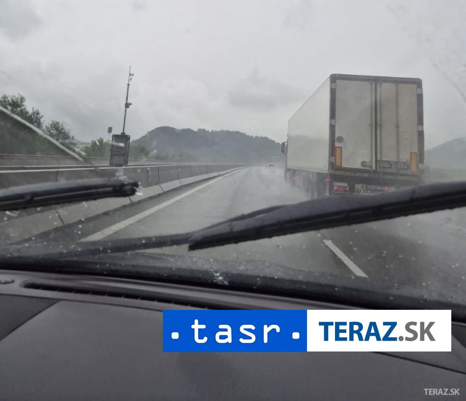 Pre mrznuci dazd znizili rychlost na D1