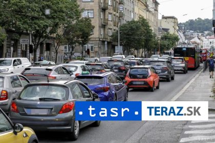 Tvori sa kolona V Bratislave sa zrazilo pat aut