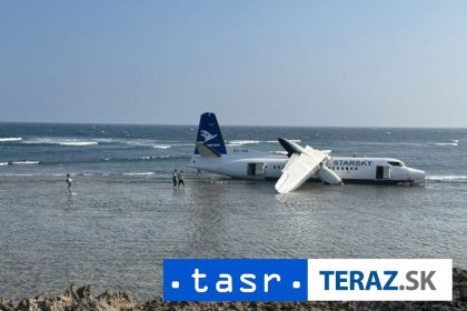 Lietadlo s 55 ludmi sa nezastavilo na pristavacej drahe a skoncilo vo vode