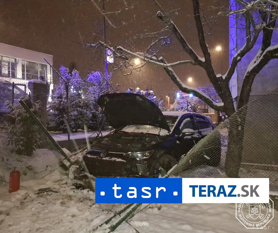 Nehoda v Raci Auto skoncilo v dvore rodinneho domu