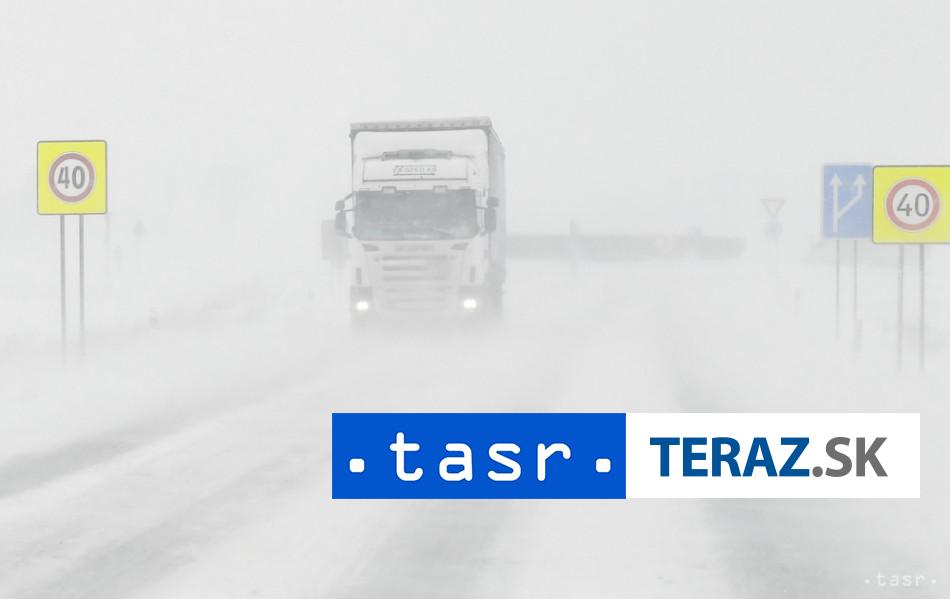 SILNE SNEZENIE V MADARSKU Doprava v kolapse havarovalo 16 autobusov