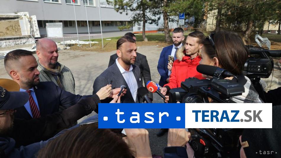 Sutaj Estok Pad strechy budovy mohol sposobit aj nedavny zemetrasenie