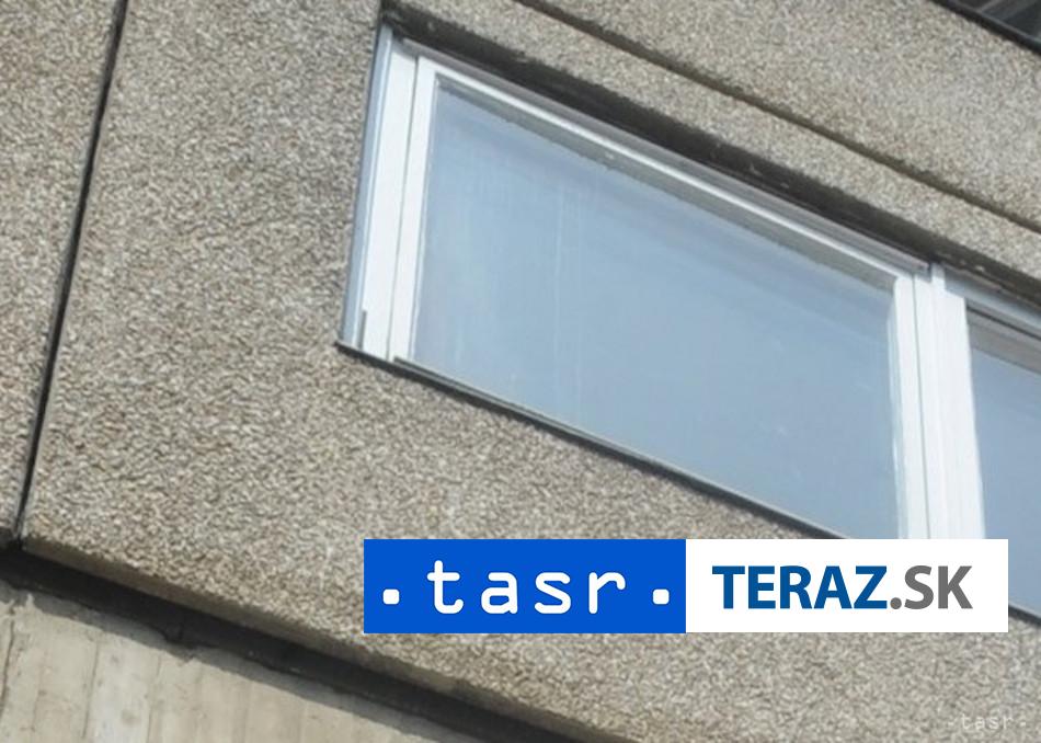 TRAGEDIA V PETRZALKE 90 ROCNA STARENKA VYPADLA Z BYTOVEHO DOMU