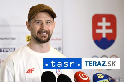 Tatar a Cernanska ponesu vlajku Slovenska na otvaracom ceremoniali