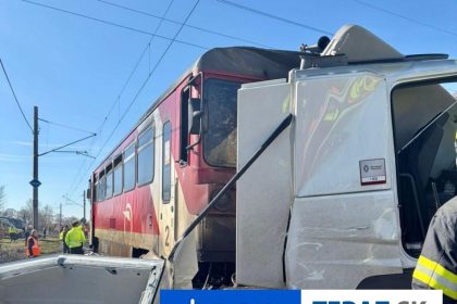 ZRAZKA VLAKU S KAMIONOM HLASIA jednu obet a zranenych