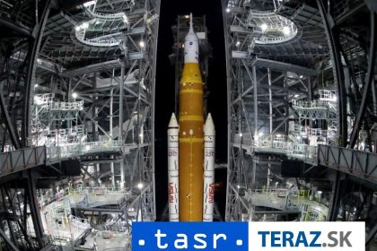 raketu ktora let k mesiacu presunuli na startovaciu rampu