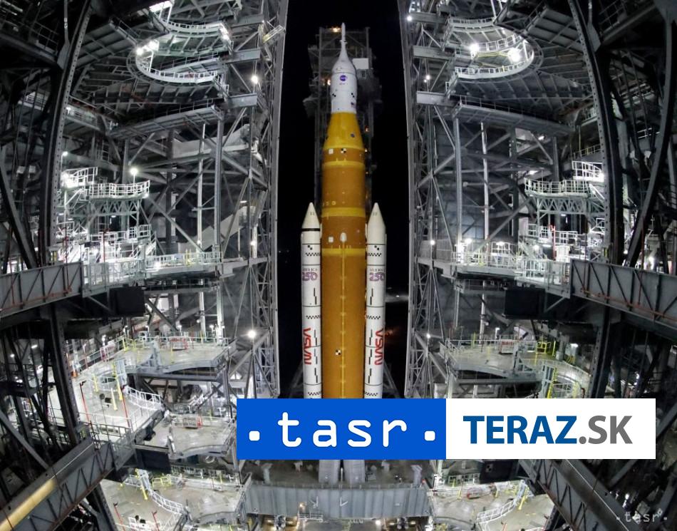 raketu ktora let k mesiacu presunuli na startovaciu rampu