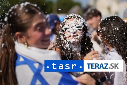 v izraeli sa konali demonstracie proti vojne niekolko osob bolo zadrzanych