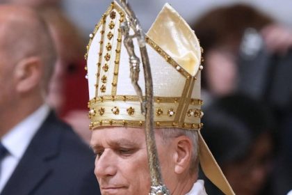 Papez Lev XIV sa pocas telefonatu s Herzogom a Zelenskym obratil na vyzvu za mier