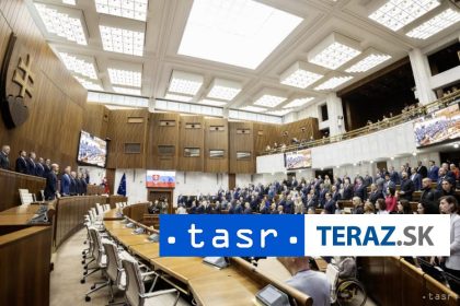 Parlament si minutou ticha uctil zosnuleho byvaleho poslanca L Lysaka