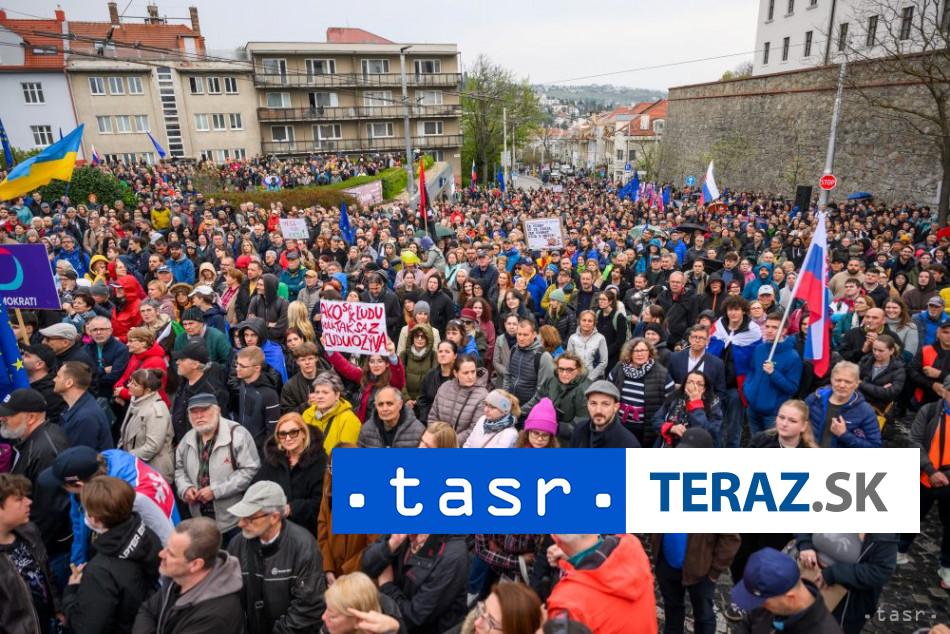 pred parlamentom prebieha protest opozicie