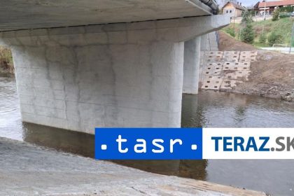 Pod mostom v Presove sa zrutili stavebne opory