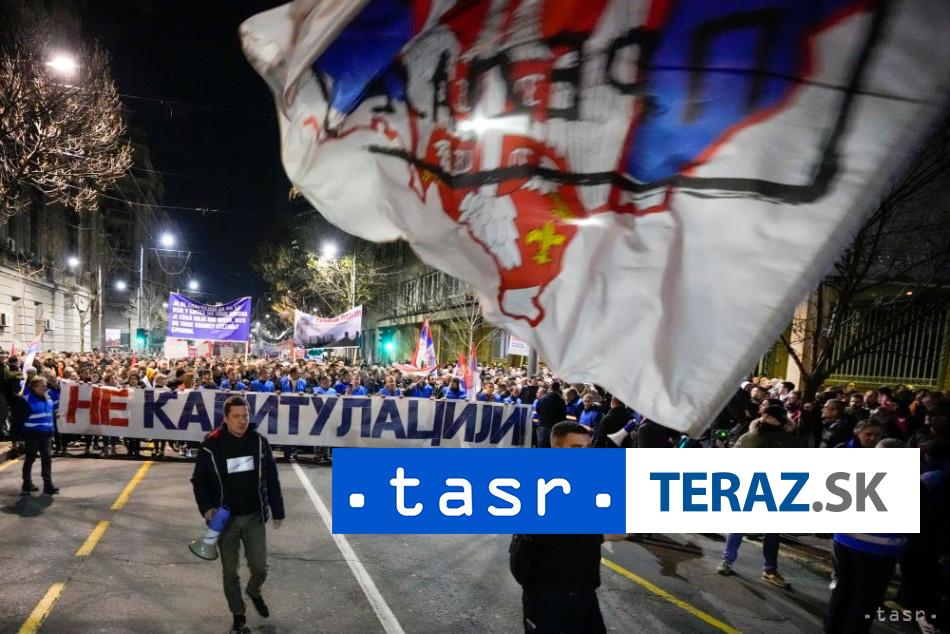 V Belehrade protestovalo desattisice ludi za predcasne volby