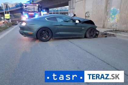 AUTO NARAZILO DO MOSTA V Kosiciach SA ZRANILI DVE OSOBY
