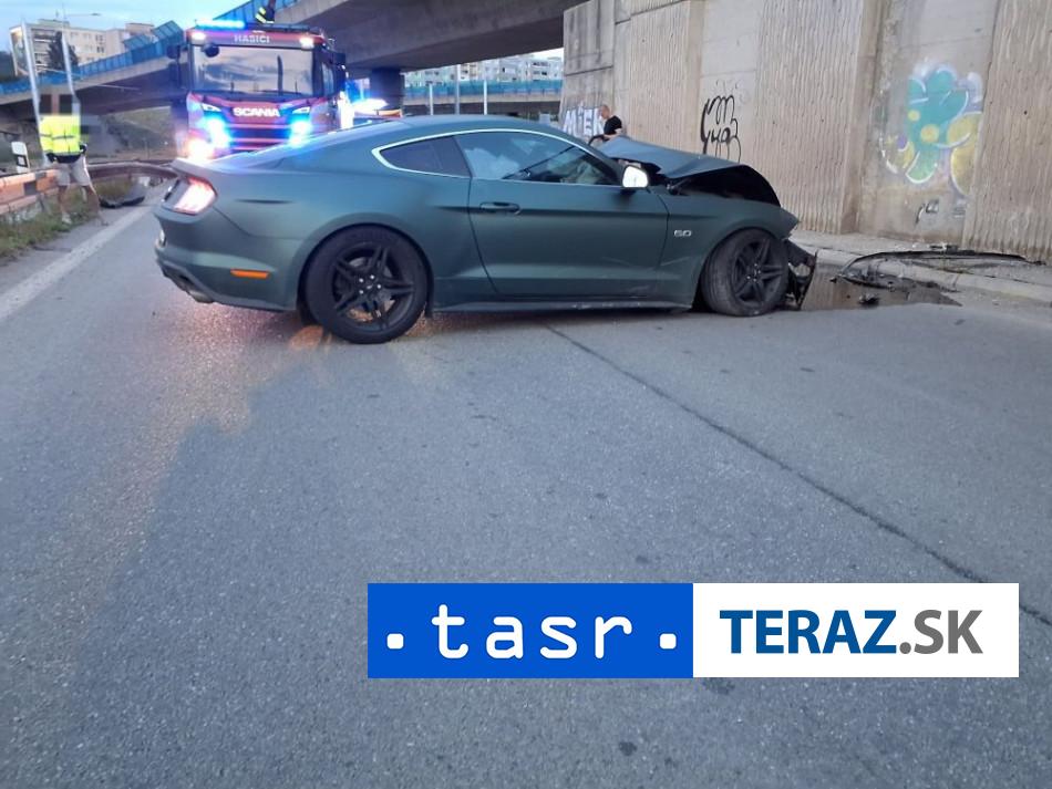 AUTO NARAZILO DO MOSTA V Kosiciach SA ZRANILI DVE OSOBY