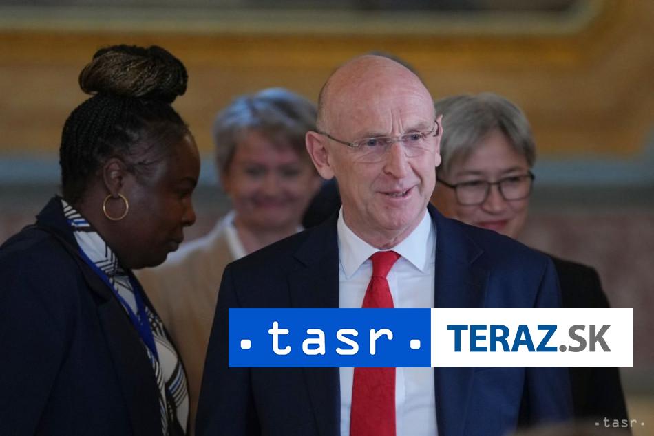 Britsky minister obrany Healey odstupil pre nezhody ohladom vydavkov