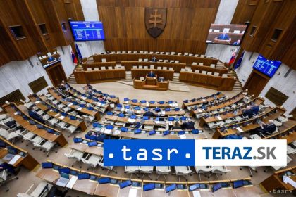 Poslanci pokracuju v riadnej schodzi diskusiou o zakone o priestupkoch