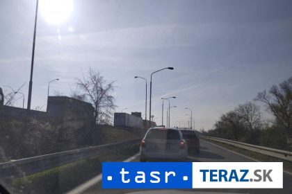ZDRZTE SA Na D1 sa v smere do Bratislavy zrazili tri aut